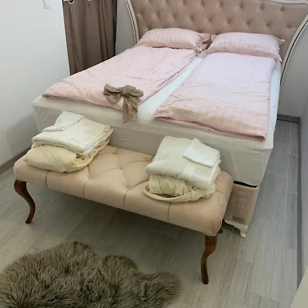 Mont, Lux & Jacuzzi -