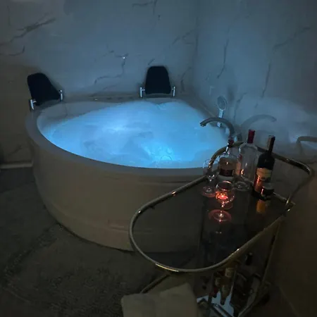 Mont, Lux & Jacuzzi - *