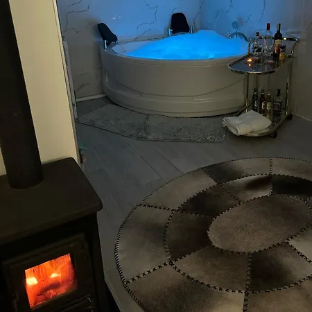 Mont, Lux & Jacuzzi -